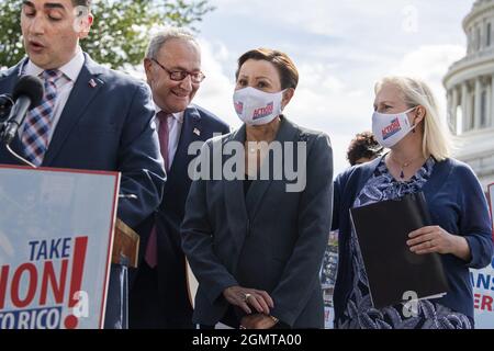 USA - 20. SEPTEMBER: Von rechts aus nehmen Senatorin Kirsten Gillibrand, D-N.Y., Rep. Nydia Velazquez, D-N.Y. und der Mehrheitsführer des Senats, Charles Schumer, D-N.Y., an einer Pressekonferenz außerhalb des US-Kapitols mit dem Titel âÂ€ÂœTake Action for Puerto Rico,âÂ€Â zum 4. Jahrestag des Orkans Maria am Montag, 20. September 2021 Teil. Foto von Tom Williams/Pool/ABACAPRESS.COM Stockfoto