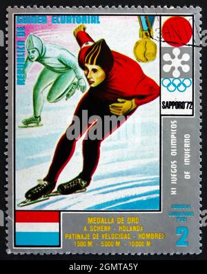 ÄQUATORIALGUINEA - UM 1972: Eine in Äquatorialguinea gedruckte Marke zeigt Speed Skating, Olympische Winterspiele 1972, Sapporo, um 1972 Stockfoto