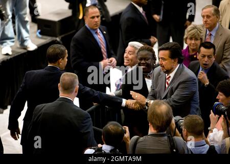 Präsident Barack Obama schüttelt die Hände mit dem Gouverneur von New Mexico Bill Richardson beim Abschluss eines Rathaustreffens in Rio Rancho New Mexico, 14. Mai 2009. (Offizielles Foto des Weißen Hauses von Chuck Kennedy) Dieses offizielle Foto des Weißen Hauses wird zur Veröffentlichung durch Nachrichtenorganisationen und/oder zum persönlichen Druck durch den/die Betreff(e) des Fotos zur Verfügung gestellt. Das Foto darf in keiner Weise manipuliert oder in Materialien, Anzeigen, Produkten oder Werbeaktionen verwendet werden, die in irgendeiner Weise die Zustimmung oder Billigung des Präsidenten, der ersten Familie oder des Weißen Hauses nahelegen. Stockfoto