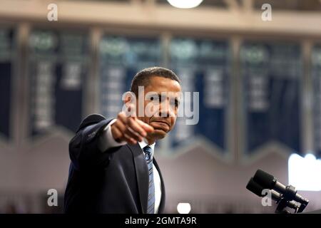 Präsident Barack Obama verweist auf ein Mitglied der Audienz bei einem Rathaustreffen in Albuquerque, New Mexico, am 14. Mai 2009. (Offizielles Foto des Weißen Hauses von Pete Souza) Dieses offizielle Foto des Weißen Hauses wird zur Veröffentlichung durch Nachrichtenorganisationen und/oder zum persönlichen Druck durch die Betreffzeile(en) des Fotos zur Verfügung gestellt. Das Foto darf in keiner Weise manipuliert oder in Materialien, Anzeigen, Produkten oder Werbeaktionen verwendet werden, die in irgendeiner Weise die Zustimmung oder Billigung des Präsidenten, der ersten Familie oder des Weißen Hauses nahelegen. Stockfoto