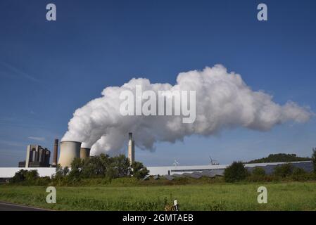 Weisweiler, Deutschland. September 2021. Aus den Kühltürmen des Braunkohlekraftwerks Weisweiler der RWE Power AG in Eschweiler Weisweiler kommt dichter Rauch, eine Wolke aus Wasserdampf Quelle: Horst Galuschka/dpa/Alamy Live News Stockfoto