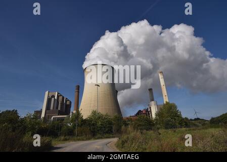 Weisweiler, Deutschland. September 2021. Aus den Kühltürmen des Braunkohlekraftwerks Weisweiler der RWE Power AG in Eschweiler Weisweiler kommt dichter Rauch, eine Wolke aus Wasserdampf Quelle: Horst Galuschka/dpa/Alamy Live News Stockfoto