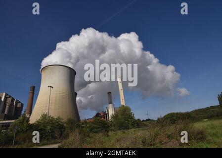 Weisweiler, Deutschland. September 2021. Aus den Kühltürmen des Braunkohlekraftwerks Weisweiler der RWE Power AG in Eschweiler Weisweiler kommt dichter Rauch, eine Wolke aus Wasserdampf Quelle: Horst Galuschka/dpa/Alamy Live News Stockfoto