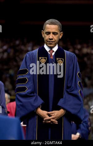 Präsident Barack Obama verneigt sich bei der Eröffnungszeremonie der University of Notre Dame am 17. Mai 2009 vor dem Kopf. (Offizielles Foto des Weißen Hauses von Pete Souza) Dieses offizielle Foto des Weißen Hauses wird zur Veröffentlichung durch Nachrichtenorganisationen und/oder zum persönlichen Druck durch die Betreffzeile(en) des Fotos zur Verfügung gestellt. Das Foto darf in keiner Weise manipuliert oder in Materialien, Anzeigen, Produkten oder Werbeaktionen verwendet werden, die in irgendeiner Weise die Zustimmung oder Billigung des Präsidenten, der ersten Familie oder des Weißen Hauses nahelegen. Stockfoto