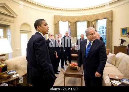 Präsident Barack Obama, der israelische Premierminister Benjamin Netanjahu und ihre Delegationen treffen sich am 18. Mai 2009 im Oval Office. (Offizielles Foto des Weißen Hauses von Pete Souza) Dieses offizielle Foto des Weißen Hauses wird zur Veröffentlichung durch Nachrichtenorganisationen und/oder zum persönlichen Druck durch die Betreffzeile(en) des Fotos zur Verfügung gestellt. Das Foto darf in keiner Weise manipuliert oder in Materialien, Anzeigen, Produkten oder Werbeaktionen verwendet werden, die in irgendeiner Weise die Zustimmung oder Billigung des Präsidenten, der ersten Familie oder des Weißen Hauses nahelegen. Stockfoto