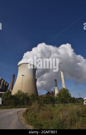 Weisweiler, Deutschland. September 2021. Aus den Kühltürmen des Braunkohlekraftwerks Weisweiler der RWE Power AG in Eschweiler Weisweiler kommt dichter Rauch, eine Wolke aus Wasserdampf Quelle: Horst Galuschka/dpa/Alamy Live News Stockfoto