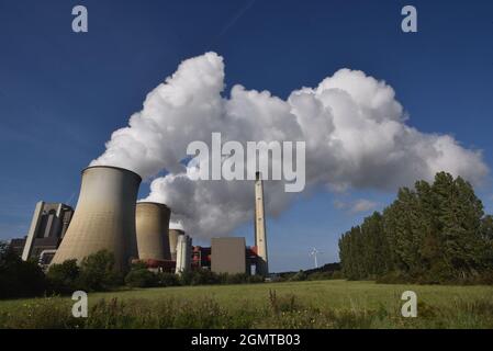 Weisweiler, Deutschland. September 2021. Aus den Kühltürmen des Braunkohlekraftwerks Weisweiler der RWE Power AG in Eschweiler Weisweiler kommt dichter Rauch, eine Wolke aus Wasserdampf Quelle: Horst Galuschka/dpa/Alamy Live News Stockfoto