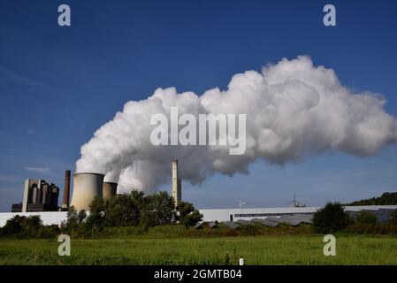 Weisweiler, Deutschland. September 2021. Aus den Kühltürmen des Braunkohlekraftwerks Weisweiler der RWE Power AG in Eschweiler Weisweiler kommt dichter Rauch, eine Wolke aus Wasserdampf Quelle: Horst Galuschka/dpa/Alamy Live News Stockfoto