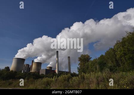 Weisweiler, Deutschland. September 2021. Aus den Kühltürmen des Braunkohlekraftwerks Weisweiler der RWE Power AG in Eschweiler Weisweiler kommt dichter Rauch, eine Wolke aus Wasserdampf Quelle: Horst Galuschka/dpa/Alamy Live News Stockfoto