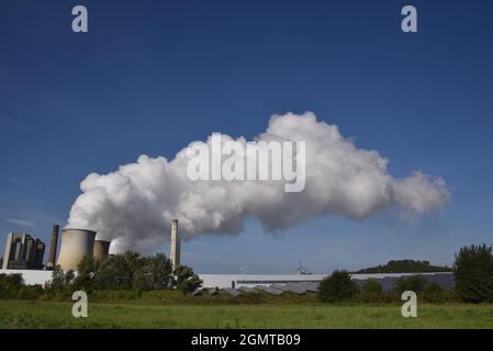 Weisweiler, Deutschland. September 2021. Aus den Kühltürmen des Braunkohlekraftwerks Weisweiler der RWE Power AG in Eschweiler Weisweiler kommt dichter Rauch, eine Wolke aus Wasserdampf Quelle: Horst Galuschka/dpa/Alamy Live News Stockfoto