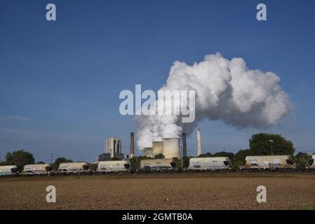 Weisweiler, Deutschland. September 2021. Aus den Kühltürmen des Braunkohlekraftwerks Weisweiler der RWE Power AG in Eschweiler Weisweiler kommt dichter Rauch, eine Wolke aus Wasserdampf Quelle: Horst Galuschka/dpa/Alamy Live News Stockfoto