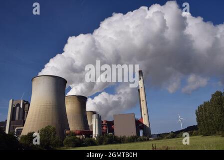 Weisweiler, Deutschland. September 2021. Aus den Kühltürmen des Braunkohlekraftwerks Weisweiler der RWE Power AG in Eschweiler Weisweiler tritt dichter Rauch, Wasserdampf aus Quelle: Horst Galuschka/dpa/Alamy Live News Stockfoto