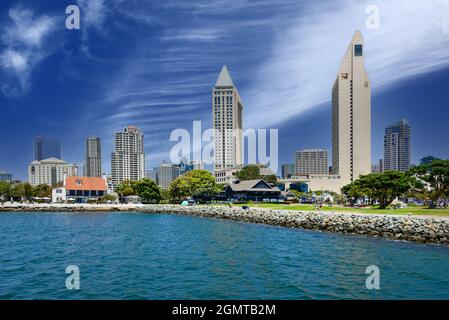 Blick auf das Seaport Village und die Restaurants und das Hyatt Hotel von der San Diego Bay in San Diego, CA, USA Stockfoto