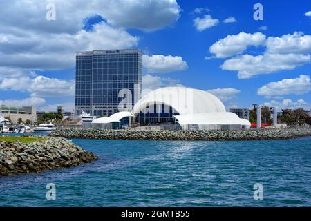 Das legendäre Rady Shell Amphitheater im Jacobs Park im Embarcadero Marina Park South, Heimat der San Diego Symphony, an der Bucht von San Diego, CA Stockfoto