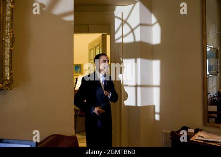 Präsident Barack Obama steht am Eingang des Oval Office, 19. Mai 2009. (Offizielles Foto des Weißen Hauses von Pete Souza) Dieses offizielle Foto des Weißen Hauses wird zur Veröffentlichung durch Nachrichtenorganisationen und/oder zum persönlichen Druck durch die Betreffzeile(en) des Fotos zur Verfügung gestellt. Das Foto darf in keiner Weise manipuliert oder in Materialien, Anzeigen, Produkten oder Werbeaktionen verwendet werden, die in irgendeiner Weise die Zustimmung oder Billigung des Präsidenten, der ersten Familie oder des Weißen Hauses nahelegen. Stockfoto