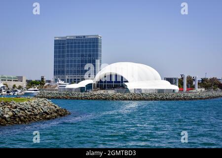 Das legendäre Rady Shell Amphitheater im Jacobs Park im Embarcadero Marina Park South, Heimat der San Diego Symphony, an der Bucht von San Diego, CA Stockfoto