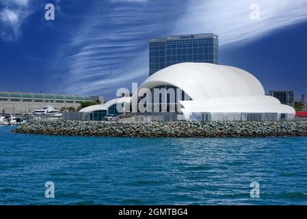 Das legendäre Rady Shell Amphitheater im Jacobs Park im Embarcadero Marina Park South, Heimat der San Diego Symphony, an der Bucht von San Diego, CA Stockfoto