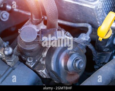 Ein Abgasrückführungsventil unter der Haube eines modernen Autos. Ökologie Stockfoto