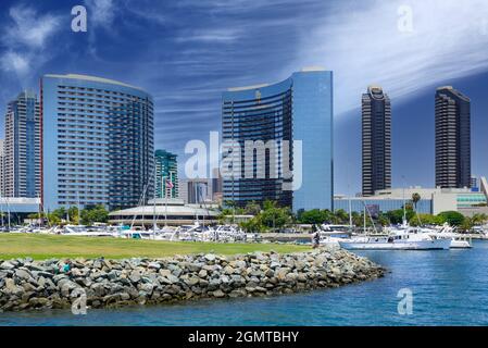 Ein Blick von der San Diego Bay auf den Embarcadero Marina Park South District und die Hilton San Diego Bayfront Hotel and Harbor Club Condos, San Diego Stockfoto