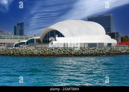 Das legendäre Rady Shell Amphitheater im Jacobs Park im Embarcadero Marina Park South, Heimat der San Diego Symphony, an der Bucht von San Diego, CA Stockfoto