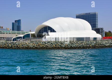 Das legendäre Rady Shell Amphitheater im Jacobs Park im Embarcadero Marina Park South, Heimat der San Diego Symphony, an der Bucht von San Diego, CA Stockfoto