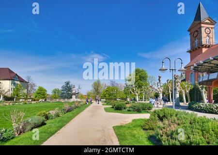 Bad Dürkheim, Deutschland - April 2021: Öffentlicher Kurpark im Zentrum der Kurstadt Bad Dürkheim am sonnigen Frühlingstag Stockfoto