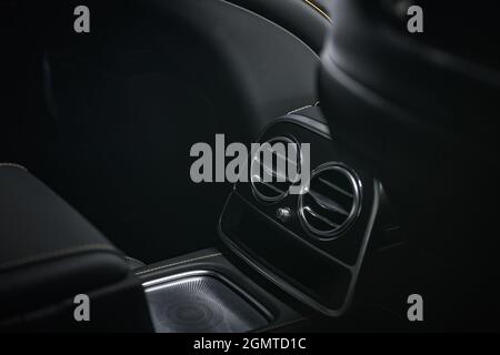 Moderne Rücksitze Belüftungsöffnungen. Klimaregelung und Luftreinigung in einem Auto. Thema Fahrzeugtechnik. Stockfoto