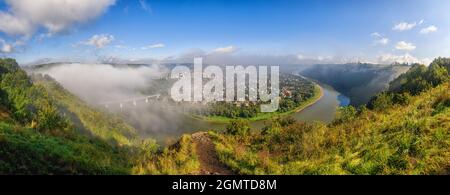 Panoramablick auf Zalishtschyky Stadt und den Dniester Fluss Mäander und Canyon. National Natural Park Dniester Canyon, Ukraine Stockfoto