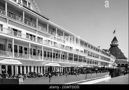 Das Hotel Del Coronado mit seiner illustren Vergangenheit bewahrt seit 1888 die ikonische Architektur im Queen Anne-Stil mit roten Türmchen in Coronado, San Diego, CA, Stockfoto