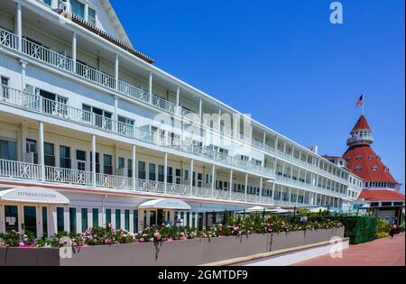 Das Hotel Del Coronado mit seiner illustren Vergangenheit bewahrt seit 1888 die ikonische Architektur im Queen Anne-Stil mit roten Türmchen in Coronado, San Diego, CA Stockfoto