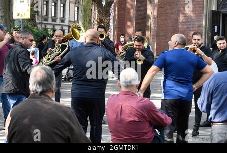 Duisburg, Deutschland. September 2021. Mit Musik und Tanz bilden Duisburger Bürger vor der Paulskirche eine Menschenkette. Organisationen hatten die Aktion 'Life Rings for Human Rights' gefordert. Die Kette sollte von Hamburg über Stuttgart bis zum Mittelmeer gebildet werden, um die Aufmerksamkeit auf die Menschenrechte von Flüchtlingen an den Außengrenzen der EU und im Mittelmeer zu lenken. Quelle: Roberto Pfeil/dpa/Alamy Live News Stockfoto