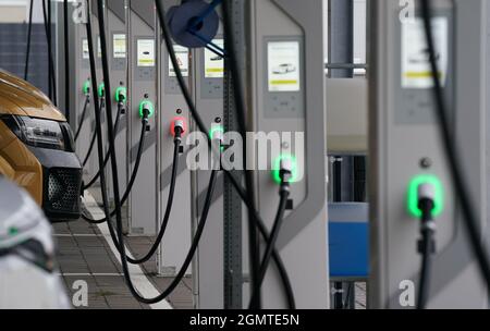 Hamburg, Deutschland. September 2021. Ladestationen für Sammeltaxis befinden sich am Moia Hub in Hamburg. Kredit: Marcus Brandt/dpa/Alamy Live Nachrichten Stockfoto