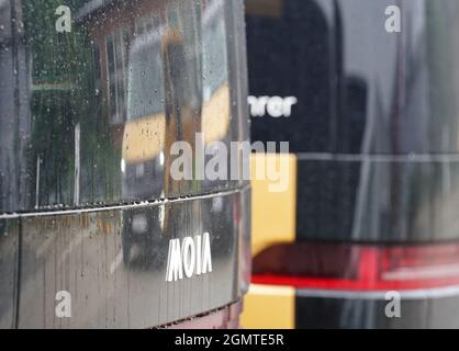 Hamburg, Deutschland. September 2021. Sammeltaxis stehen am Moia Hub in Hamburg bereit. Kredit: Marcus Brandt/dpa/Alamy Live Nachrichten Stockfoto