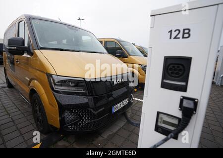 Hamburg, Deutschland. September 2021. Sammeltaxis stehen an Ladestationen am Moia Hub in Hamburg. Kredit: Marcus Brandt/dpa/Alamy Live Nachrichten Stockfoto