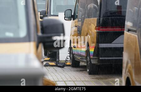 Hamburg, Deutschland. September 2021. Regenbogenfarben sind auf einem Sammeltaxi im Moia Hub in Hamburg zu sehen. Kredit: Marcus Brandt/dpa/Alamy Live Nachrichten Stockfoto