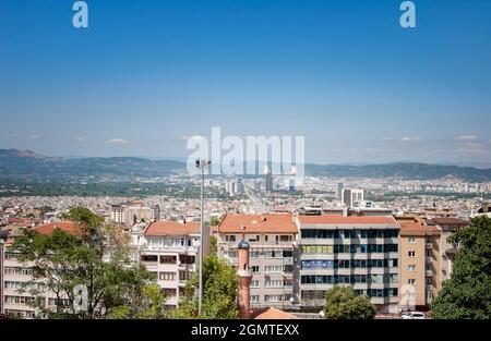 BURSA, TÜRKEI. 15. AUGUST 2021. Panoramablick auf Gebäude und Häuser mit Blick auf die Straße Stockfoto