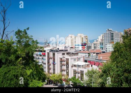 BURSA, TÜRKEI. 15. AUGUST 2021. Panoramablick auf Gebäude und Häuser mit Blick auf die Straße Stockfoto