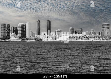 Panoramablick über die Bucht der atemberaubenden Skyline von San Diego mit dem Rady Shell Symphony & Convention Center in San Diego, CA, in Schwarz und Weiß Stockfoto