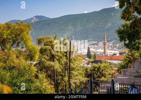 BURSA, TÜRKEI. 15. AUGUST 2021. Schöner Blick auf die Moschee unter den Bäumen. Berge im Hintergrund Stockfoto