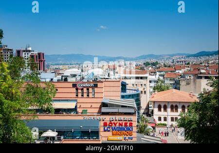 BURSA, TÜRKEI. 15. AUGUST 2021. Panoramablick auf Gebäude und Häuser mit Blick auf die Straße Stockfoto