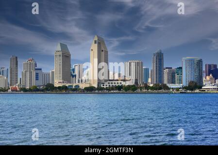 Blick über die Bucht der atemberaubenden Skyline von San Diego mit Hotels, Eigentumswohnungen und Attraktionen im Marina District in San Diego, CA Stockfoto