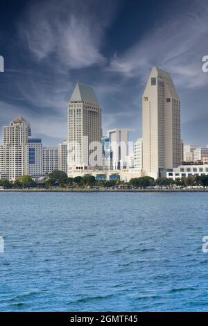 Blick über die Bucht des Manchester Grand Hyatt Hotels und das beeindruckende Stadtbild mit Attraktionen im Embarcadero Marina District in San Diego, CA Stockfoto