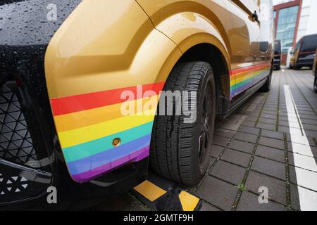 Hamburg, Deutschland. September 2021. Regenbogenfarben sind auf einem Sammeltaxi im Moia Hub in Hamburg zu sehen. Kredit: Marcus Brandt/dpa/Alamy Live Nachrichten Stockfoto