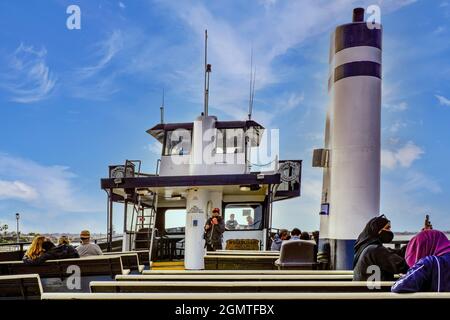 Übergroßer Abgastrichter dominiert das Deck mit Passagieren auf der Cabrillo Ferry, die von Coronado Island, CA, aus die Bucht von San Diego überquert Stockfoto