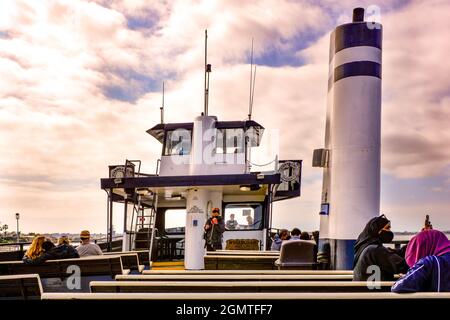 Übergroßer Abgastrichter dominiert das Deck mit Passagieren auf der Cabrillo Ferry, die von Coronado Island, CA, aus die Bucht von San Diego überquert Stockfoto