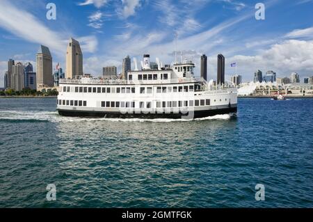 Das mehrdeckige Admiral Hornblower-Schiff, das für Besichtigungstouren in der San Diego Bay und Kreuzfahrten mit besonderen Veranstaltungen durch die Skyline von San Diego, CA, genutzt wird Stockfoto