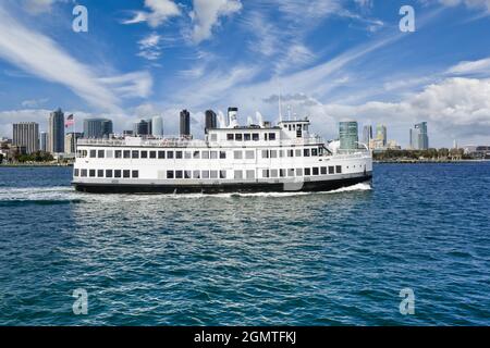 Das mehrdeckige Admiral Hornblower-Schiff, das für Besichtigungstouren in der San Diego Bay und Kreuzfahrten mit besonderen Veranstaltungen durch die Skyline von San Diego, CA, genutzt wird Stockfoto