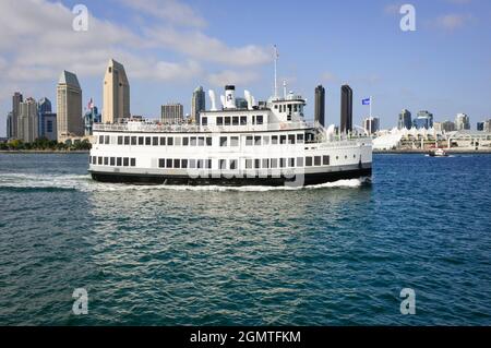 Das mehrdeckige Admiral Hornblower-Schiff, das für Besichtigungstouren in der San Diego Bay und Kreuzfahrten mit besonderen Veranstaltungen durch die Skyline von San Diego, CA, genutzt wird Stockfoto