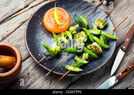 Gemüsekebab mit Brokkoli, grünen Erbsen und Okra.geröstetes Gemüse auf einem Spieß Stockfoto