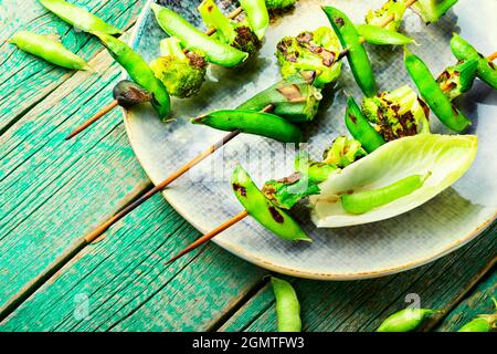 Veganer Spieß mit Brokkoli, grünen Erbsen und Okra.geröstetes Gemüse auf Stick Stockfoto